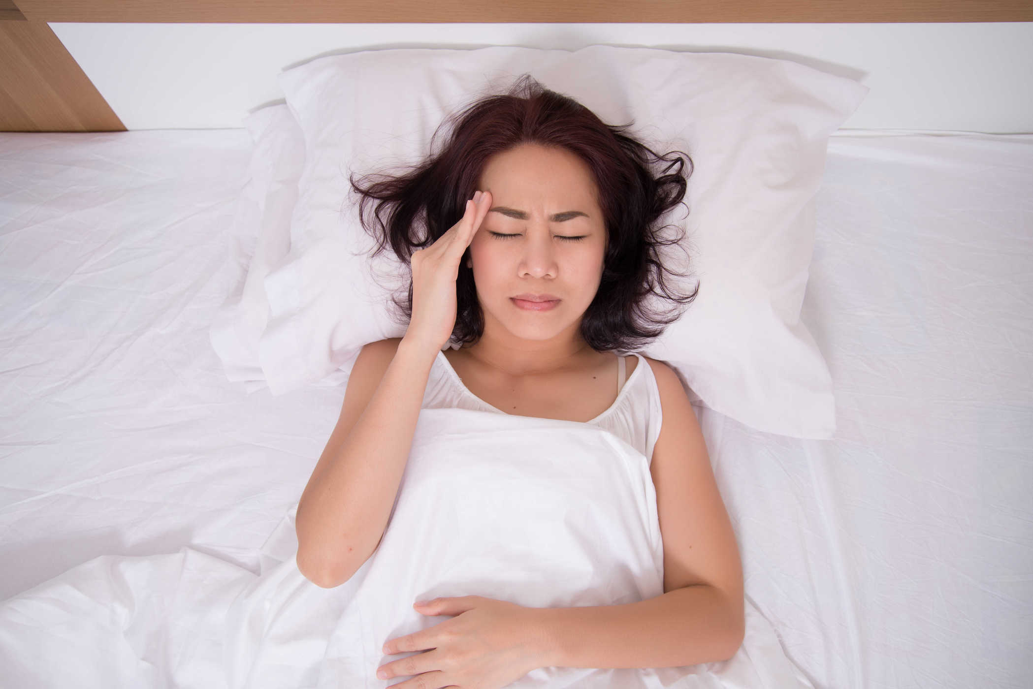 Почему сильно потеешь когда спишь. У женщины болит голова перед сном. Ночные боли. Фото женщины с головной болью и тучи. Фото девушек которые болеют Кахетией.