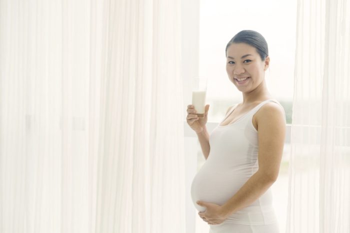 hamile kadınlar süt içiyor