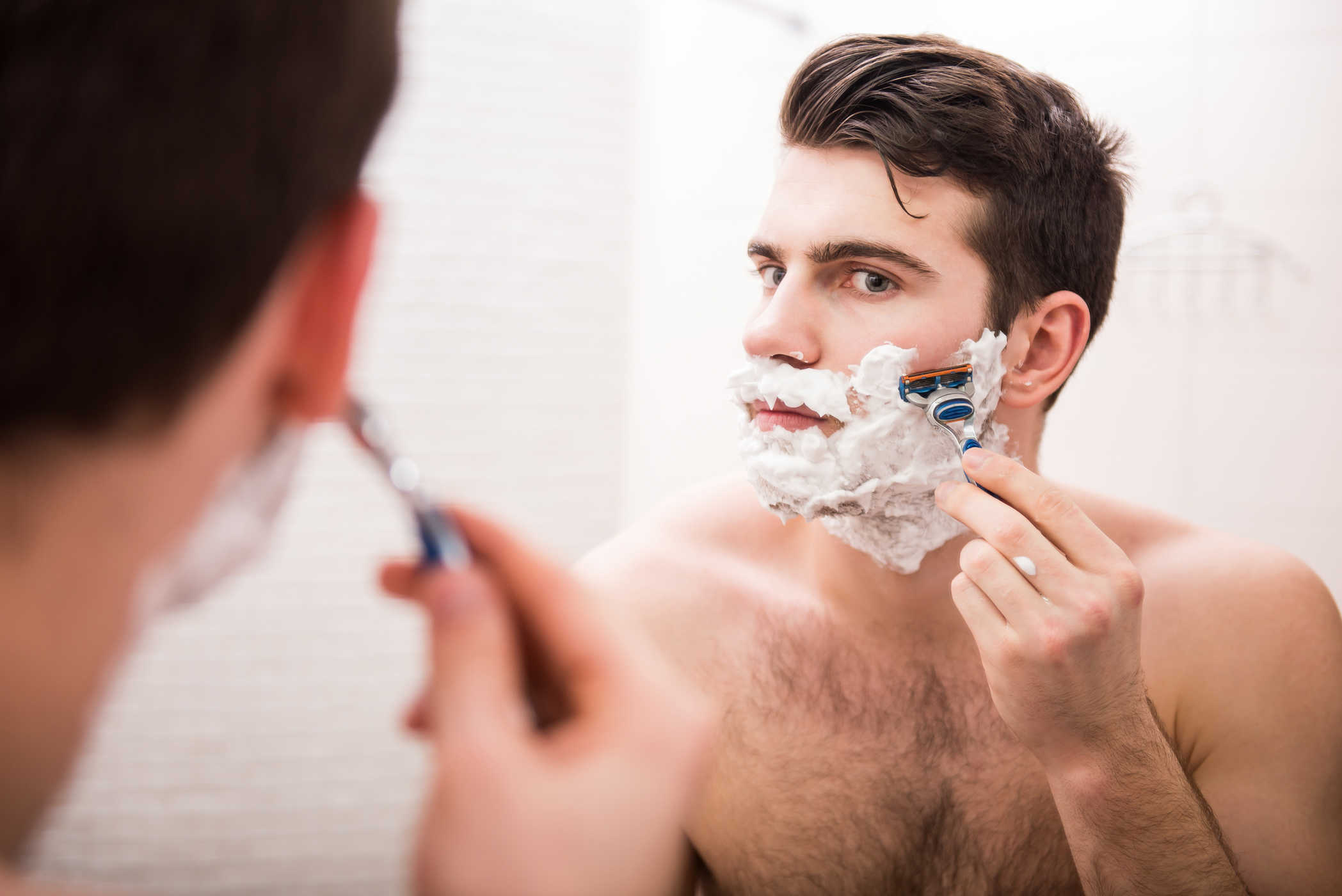 Побрить мужчину в домашних условиях. Мужчина бреется. Бритье лица. Мужское бритье лица. Бритва для мужчин.
