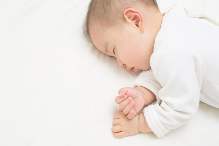 aşıdan sonra bebek uyur