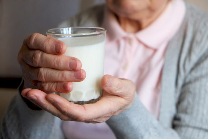 süt içmek için yaşlı insanlara ihtiyacınız var mı